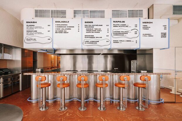 Топли тонови, метал и флуидни линии во ресторан во Полска