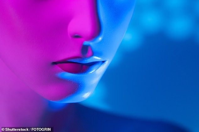 Британските парови воведуваат „дигитално тројство“: Вештачката интелигенција станува тајниот зачин во спалната соба, а експертите алармираат за навиките на младите