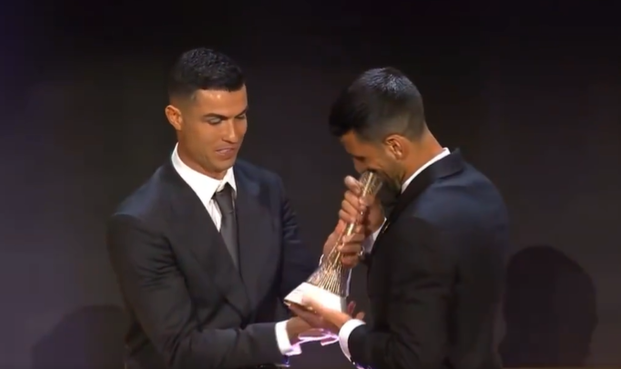 Ѓоковиќ прв пат доби ваква награда, а му ја додели директно Кристијано Роналдо (Видео)