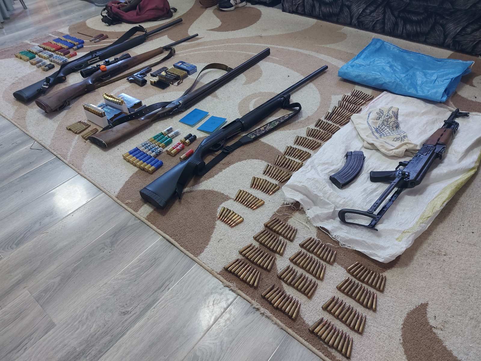 (Фото) Претрес во битолско, пронајдени оружје и муниција, уапсено едно лице