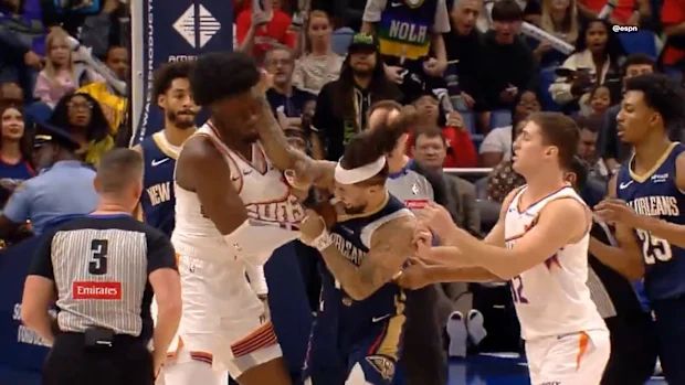 Урнебесна тепачка во НБА: Џин од Феникс и џуџе од Индијана си разменија боксови (ВИДЕО)