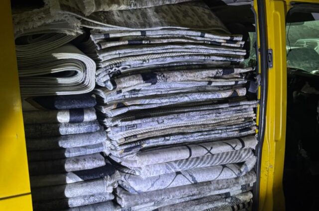 Скопјанец фатен во комбе со 300 теписони без документи