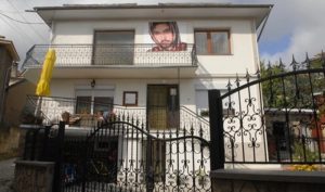 (ФОТО) ШОКАНТНИ СЦЕНИ ВО СЕМЕЈНАТА КУЌА НА ТОШЕ ПРОЕСКИ: Сега тука живее само неговата мајка, сосетката открила како се справува со семејната трагедија