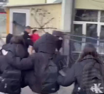 ВИДЕО: ДЕЦА КРВНИЧКИ СЕ ТЕПАА ВО САРАЈ: ОЈО побара судска постапка спрема 5 деца