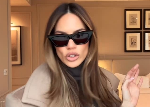 Црн мини фустан и чизми со тантела: Новогодишниот „outfit“ на Данијела Димитровска ќе ве освои