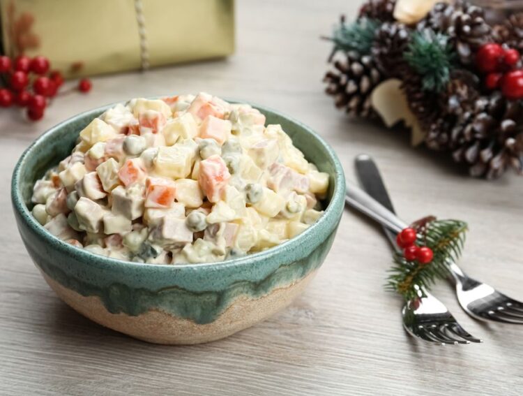 РЕЦЕПТ НА ДЕНОТ: Руска салата со сооднос кој ја прави совршена