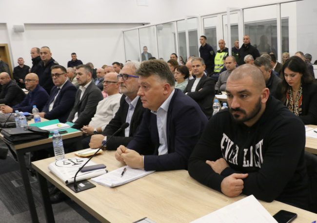 КАДЕ ВИ СЕ АКТУЕЛНИТЕ МИНИСТРИ И ДИРЕКТОРИ ВО ОБВИНЕНИЕТО ЗА ПОЖАРОТ ВО КОЧАНИ И ШТО ПРАВЕВТЕ ВИЕ ОБВИНИТЕЛЕ 13 ГОДИНИ ПОКРАЈ НЕИСПРАВНИОТ КЛУБ, ПРАША АДВОКАТОТ ШИЛЕГОВ ВО ВОВЕДЕН ЗБОР