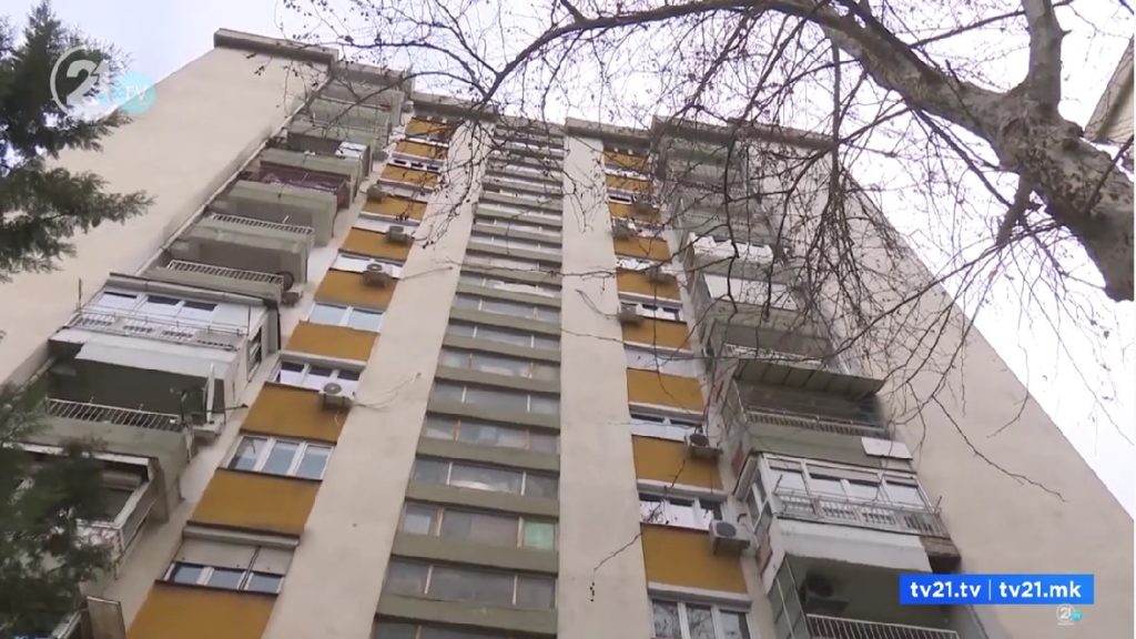 ДЗС: Тројца членови на семејство во 60 квадрати, речиси сите со мобилен телефон