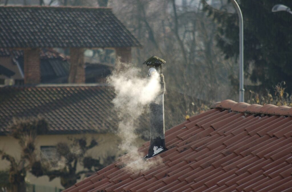 ДЗС: Две третини од семејствата во Македонија се греат на печки и цврсти горива