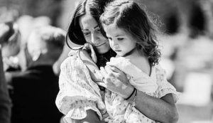 (ФОТО) Семејна трагедија – На американска инфлуенсерка и починала ќерка една година по смртта на нејзината втора ќерка: „Не сум подготвена за оваа болка“