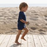 Одењето на прсти не е само навика кај децата, еве што може да значи тоа