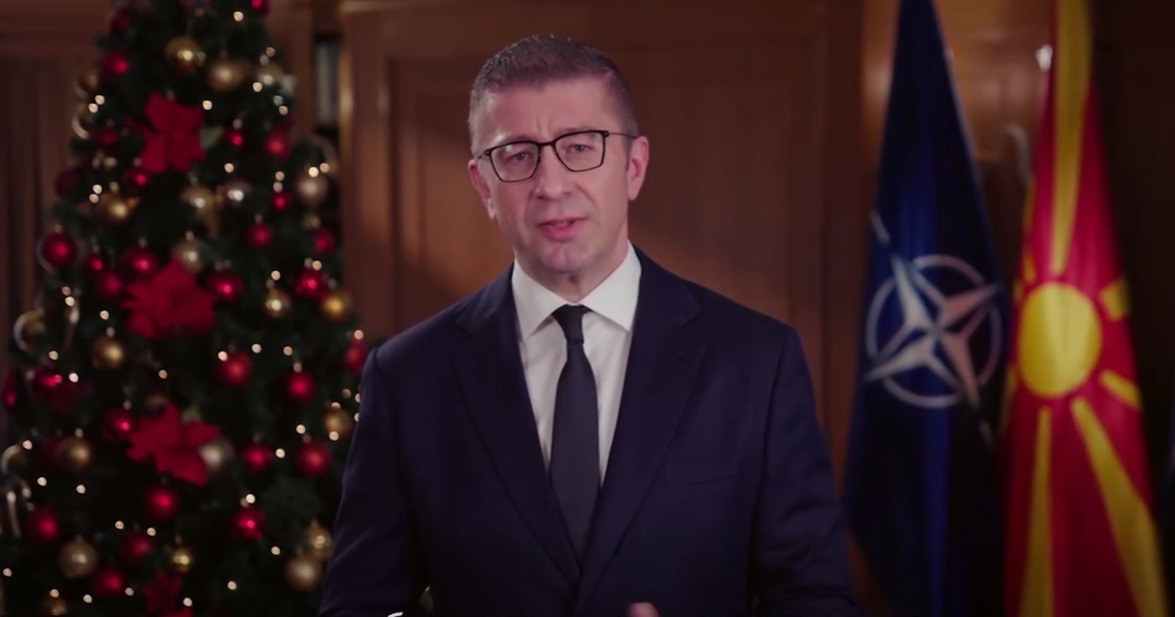 „ГОДИНА ВО КОЈА ДРЖАВАТА МОРАШЕ ПРВО ДА ЗАСТАНЕ НА НОЗЕ“: Мицкоски со новогодишна честитка