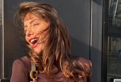 Расната струмичанка и кога е до грло закопчана е подвижен сексапил: Љупка Митрова во свој стил… и преку зимска градероба покажа дека има брадавици како расцутен трендафил!