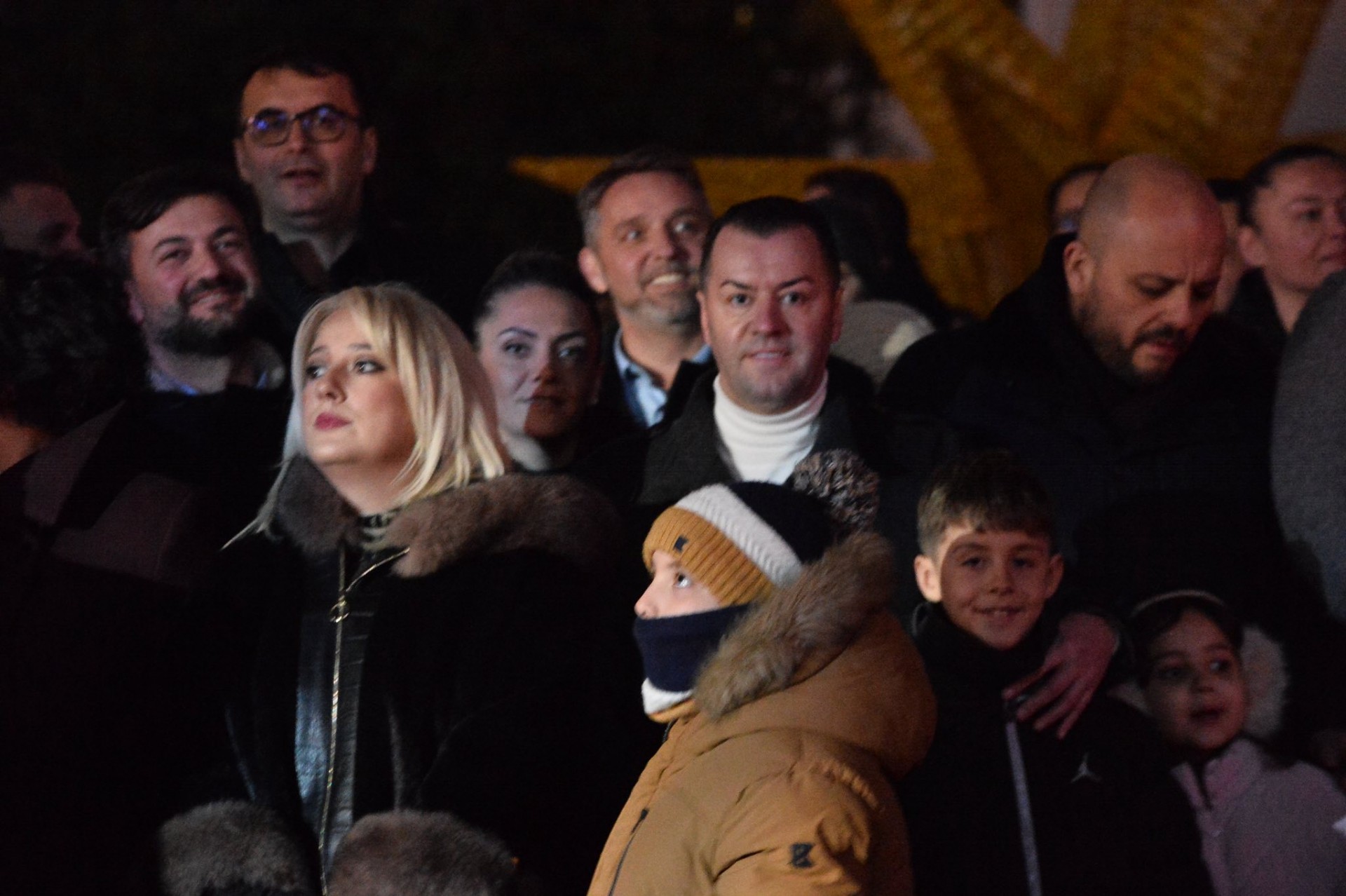 Фото: Сите скопски градоначалници синоќа беа на плоштад: Присуствуваа на вклучувањето на новогодишните светилки