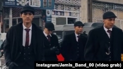 Талибанците во Авганистан уапсиле момчиња бидејќи се облекувале како ликовите од серијата Peaky Blinders