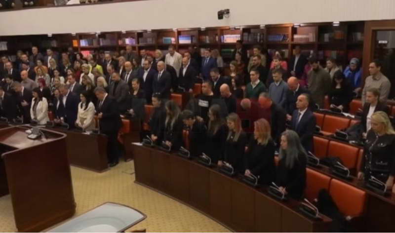 Државниот врв и родителите на загинатите од „Пулс“ очи во очи во Собранието