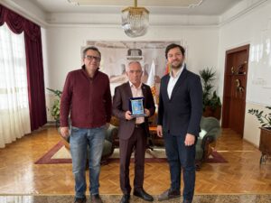 ПЛАКЕТА ЗА УСПЕШНАТА СОРАБОТКА СО ФЕСТИВАЛОТ „БРАЌА МАНАКИ“