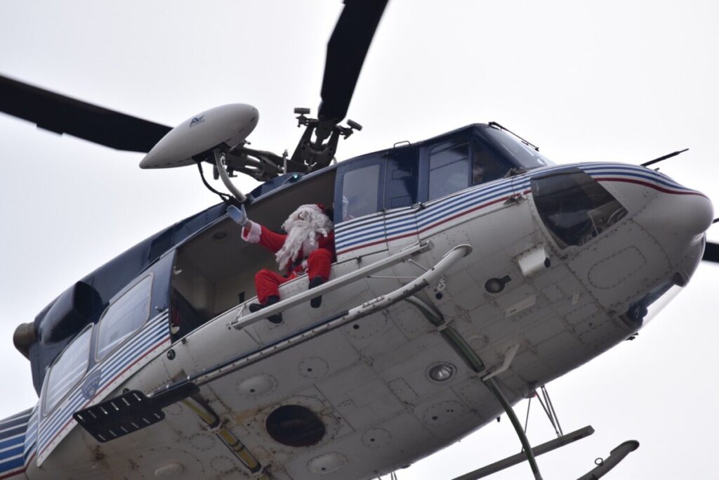 Дедо Мраз и супер херои од цртаните филмови им поделија пакетчиња на хоспитализираните на Детската клиника