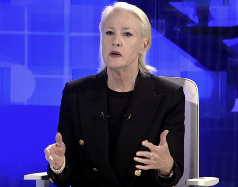 АГЕЛЕР ЗАМИНУВА ОД МАКЕДОНИЈА: Трамп отповикува 30 амбасадори