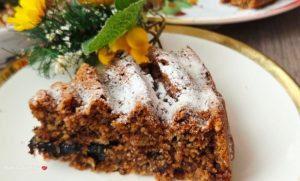 (ВИДЕО) РЕЦЕПТ ЗА „ПИЈАН“ КОЛАЧ: Неверојатната комбинација од пиво и сливи ќе ве освои