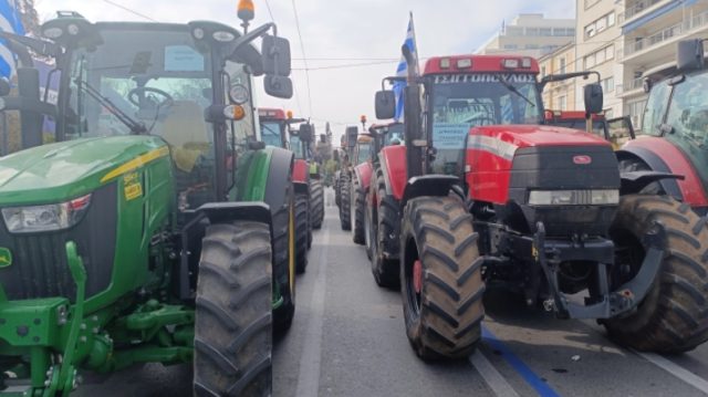 Смена на тактиката – грчките земјоделци ќе овозможат бесплатно возење по автопатите