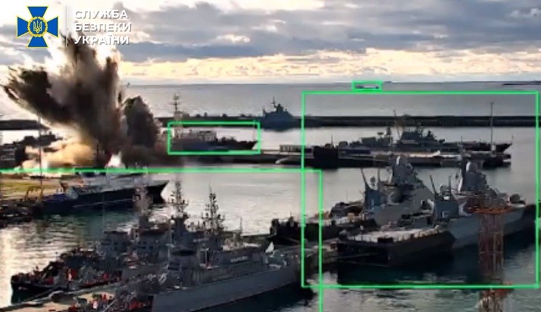 (ВИДЕО) Украина тврди дека со подводни дронови погодила руска подморница