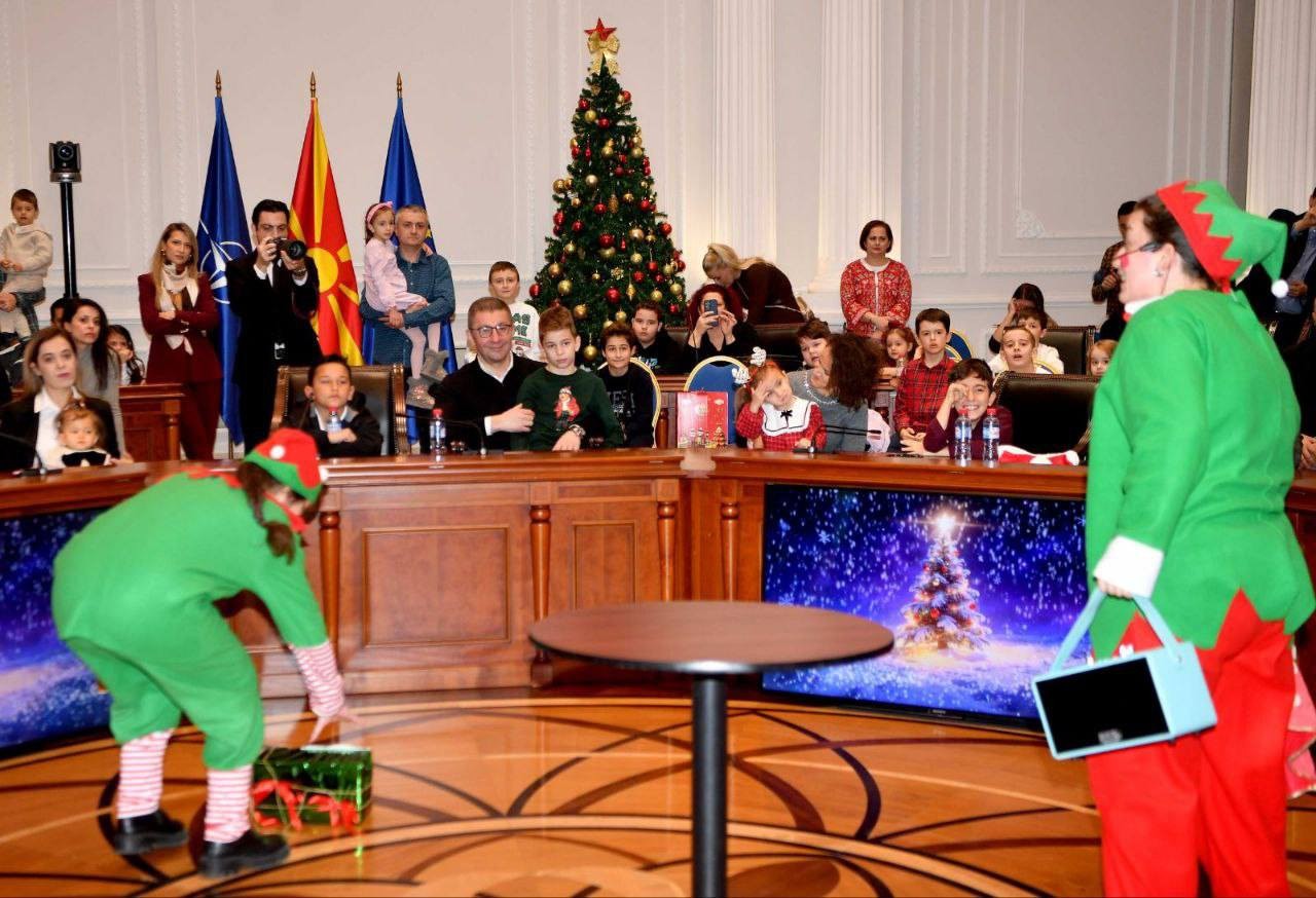 ФОТО: ДЕДО МРАЗ ДОЈДЕ И ВО ВЛАДАТА: Мицкоски го донесе помалиот син, гледаше новогодишна претстава