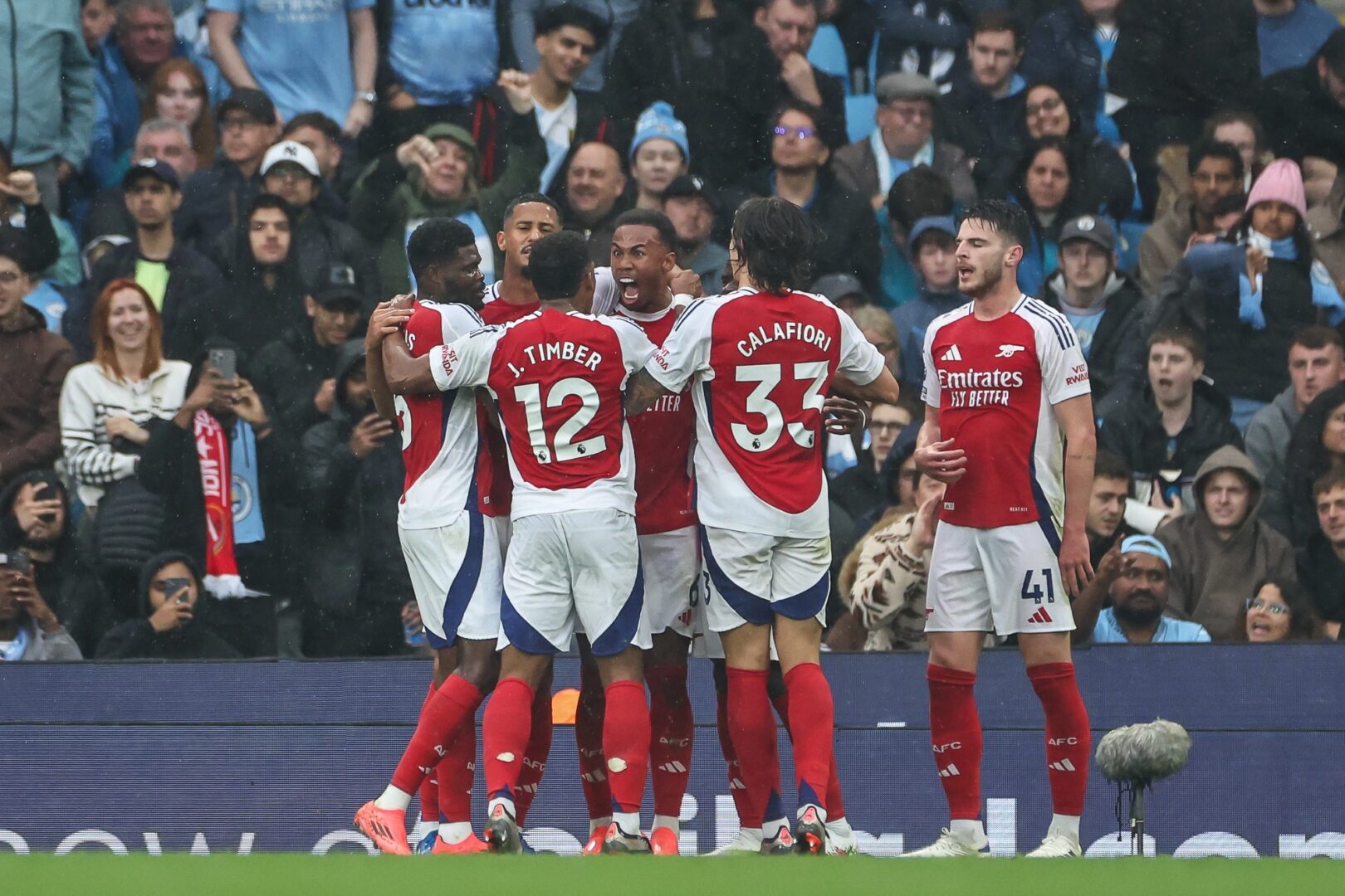 (Видео) Лидерот Арсенал со покер голови ја честеше Астон Вила, Јунајтед се изрезилија против најлошиот тим во лигата