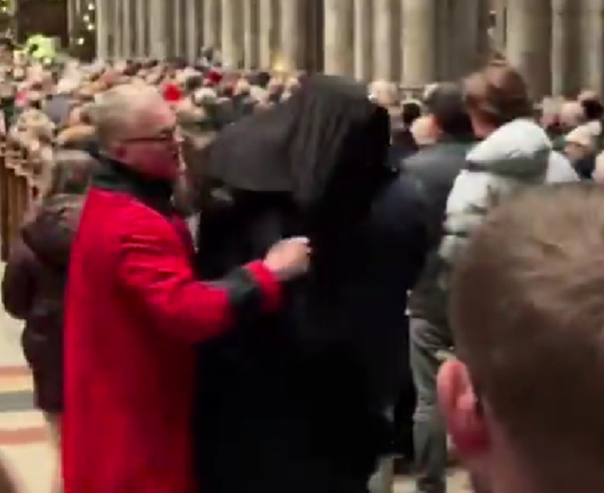 (Видео) Маскиран маж ја прекина божиќната миса во катедрала во Келн