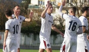 Двајца играчи на излезна врата од Силекс