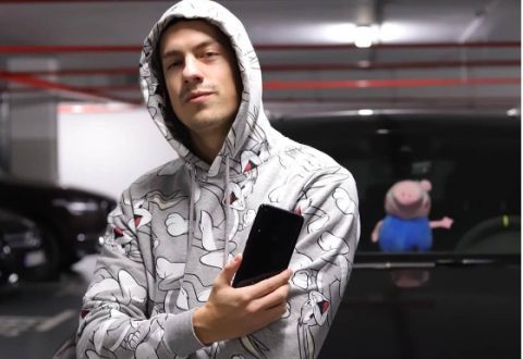 Бака Прасе го украси домот со елка од речиси пет метри