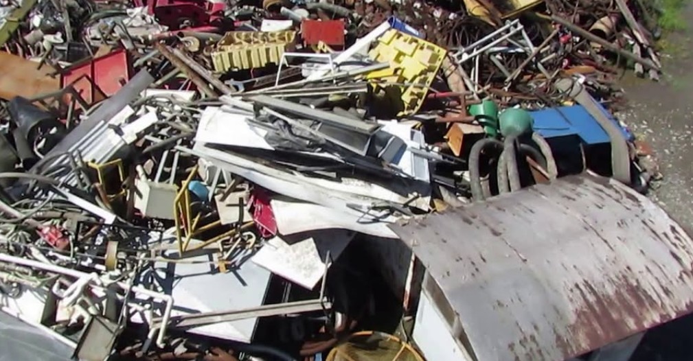 СКЛАДИРАЛ ОТПАД ВО ДВОРОТ И ПЛАЌАЛ ЗА ДА МУ СОБИРААТ – Седум лица од Струмица добија кривична пријава за загрозување на животната средина