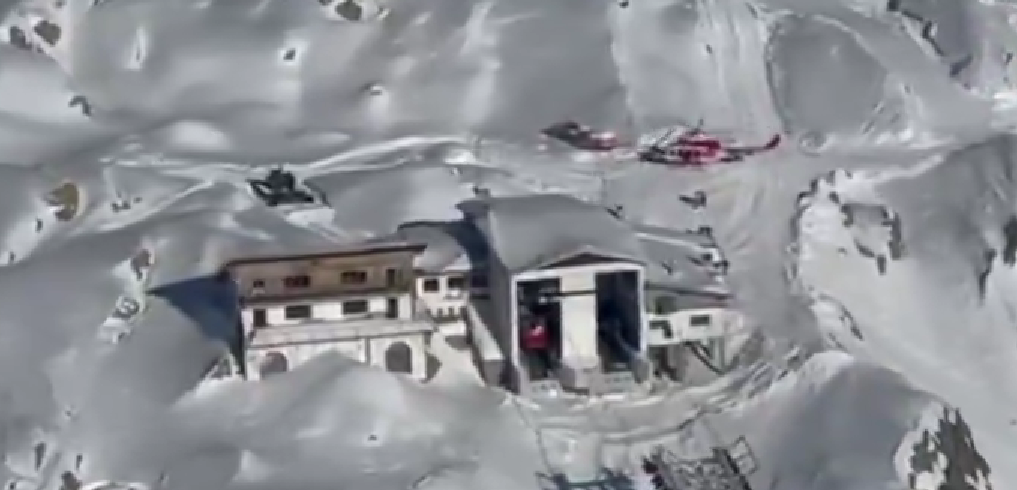 ВИДЕО Несреќа на жичарница во Италија: Четири лица повредени, стотина спасени со хеликоптер