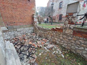 Пијан возач удри во оградата на историска црква во центарот на Краков