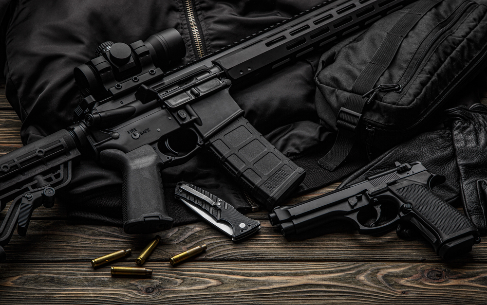 Уапсени 12 лица од Скопје, купувале оружје и муниција од Косово, го криеле во Сингелиќ и Брест