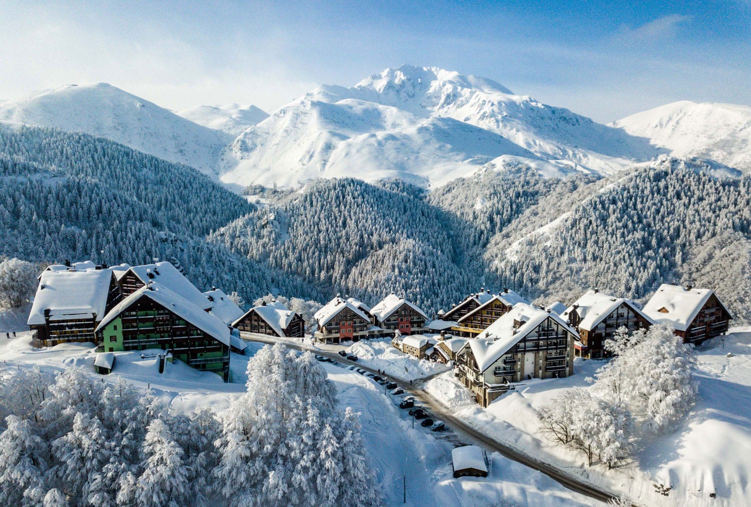 КАДЕ НИЗ ЕВРОПА ИМА ДОВОЛНО СНЕГ ЗА СКИЈАЊЕ: Италијанските Алпи добија рекордна снежна покривка, пониските австриски ски центри кубурат со снег