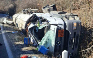 Повеќе од 24 часа во целосен прекин сообраќајот Струга – граничен премин „Ќафасан“