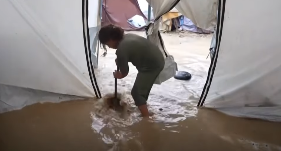 ОН: Раселените жители на Газа страдаат од поплави додека итните залихи се блокирани