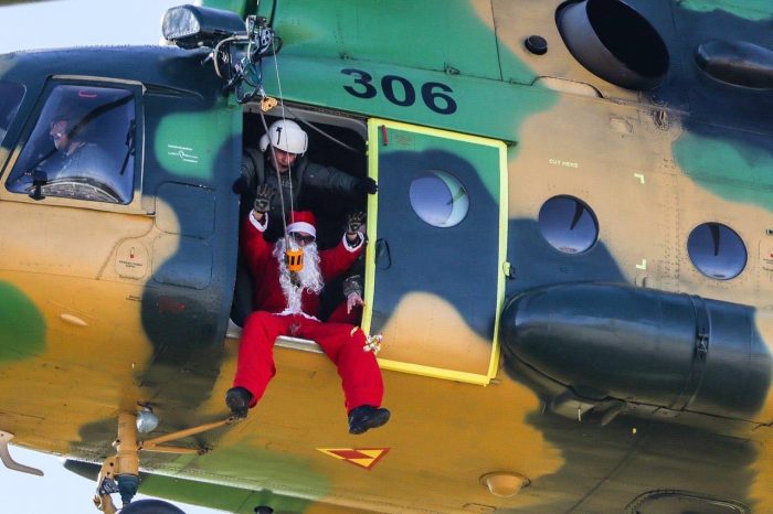ФОТОГАЛЕРИЈА: Дедо Мраз пристигна со хеликоптер, радост за децата на припадниците на АРМ