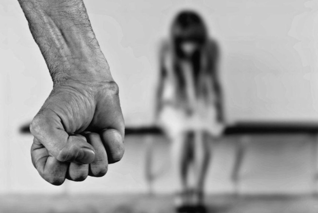 Маж се заканил на сопругата дека ќе ја фрли од прозорец поради кавга за продолжен кабел