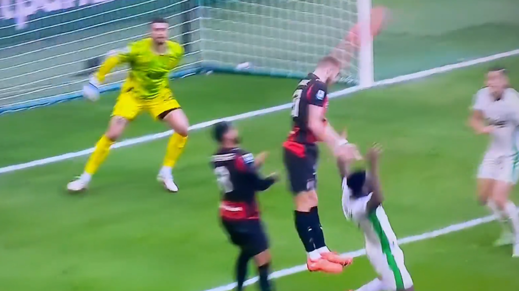 „Росонерите“ бесни: Дали престрого му поништија гол на Милан против Сасуоло? (ВИДЕО)