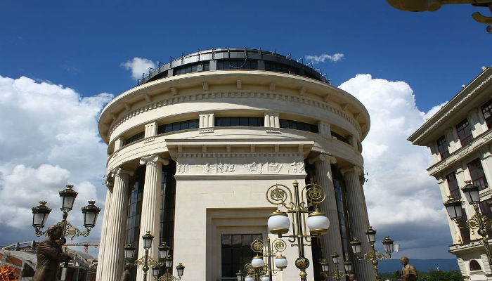 сопруг се заканил на сопругата оти купила продолжен кабел, а не му го дала да го користи