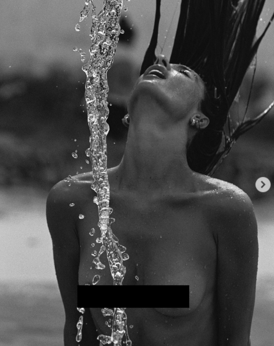 Гола како од мајка родена: Најубавата манекенка на светот се соблече, сè се гледа (ФОТО)