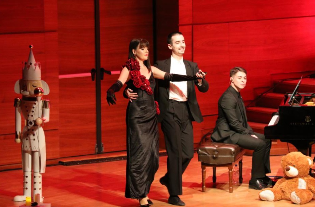 ДЕДО МРАЗ ДОЦНИ ЗАШТО САНКАТА МУ Е ПОДЕСЕНА НА БРЗИНА 50, РЕЧЕ ДИРИГЕНТОТ ЕМИНОВИЌ НА НОВОГОДИШНИОТ КОНЦЕРТ НА САРА МЕЈС СО ЖЕНСКИОТ КВАРТЕТ