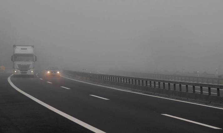 Намалена видливост поради магла на неколку патни правци во земјата