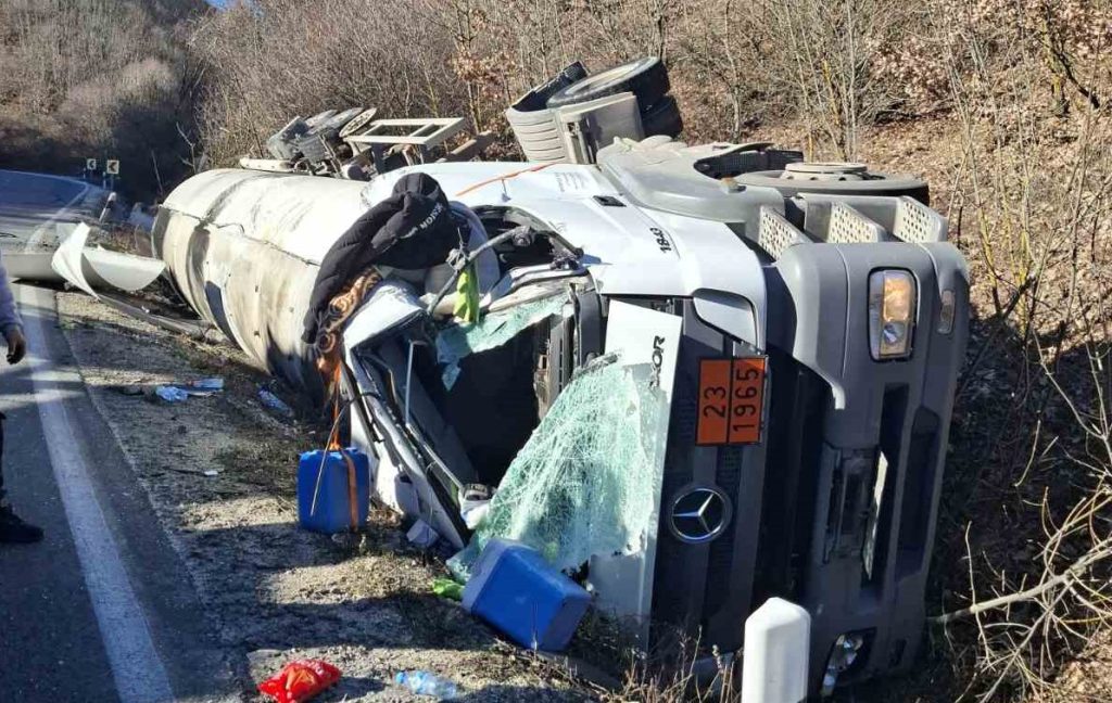 (Фото) Се преврте цистерна на патот Струга – Ќафасан, сообраќајот во прекин