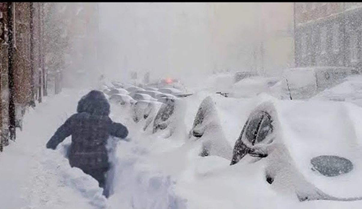 ВИДЕО I Снежна бура го затрупа италијанскиот регион Пиемонт
