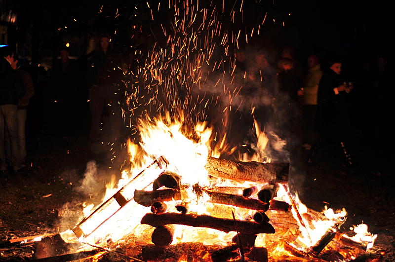 Битолчани масовно на „Коледе во Лерин“: Традицијата и празничниот дух ги полнат туристичките автобуси