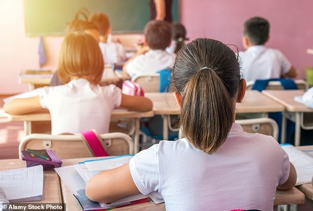 Наставник од Лондон доби забрана за работа со деца откако му кажал на муслиманско дете дека Британија е христијанска држава