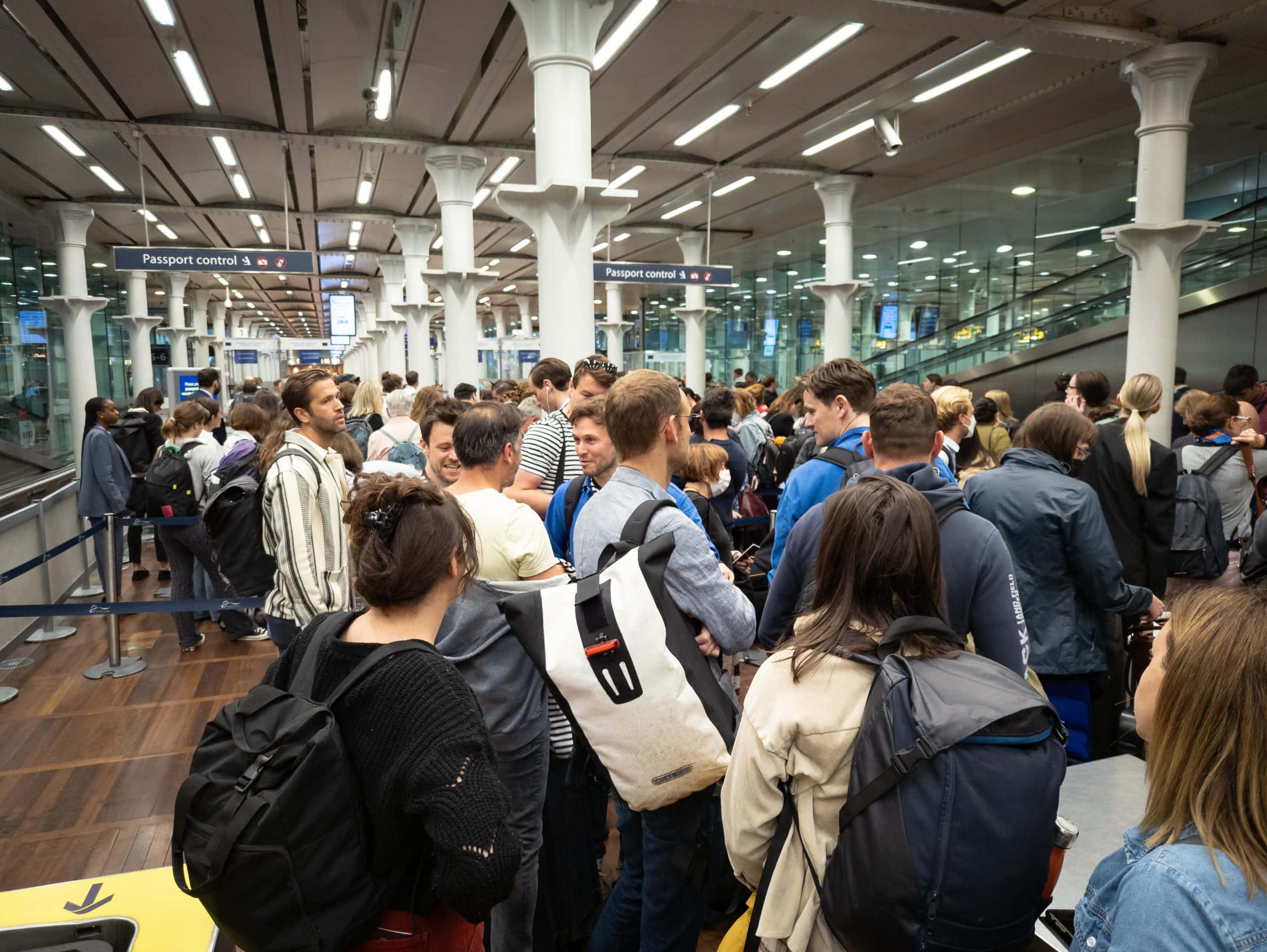 ВОЗОВИТЕ НА ЕУРОСТАР ОСТАНАА БЕЗ СТРУЈА, повеќе стотици патници преку Ламанш останаа далеку од своите празнични одредишта